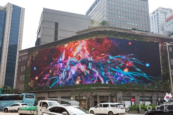 아트코리아랩  지원사업의 일환으로 오는 11월 30일까지 명동 신세계백화점 LED 미디어월(신세계스퀘어)에서 전시 중인 도재인, 이뿌리, 하지수 작가의 3D 아나모픽 미디어아트 작품 ‘남산숨길(Namsan Breeze