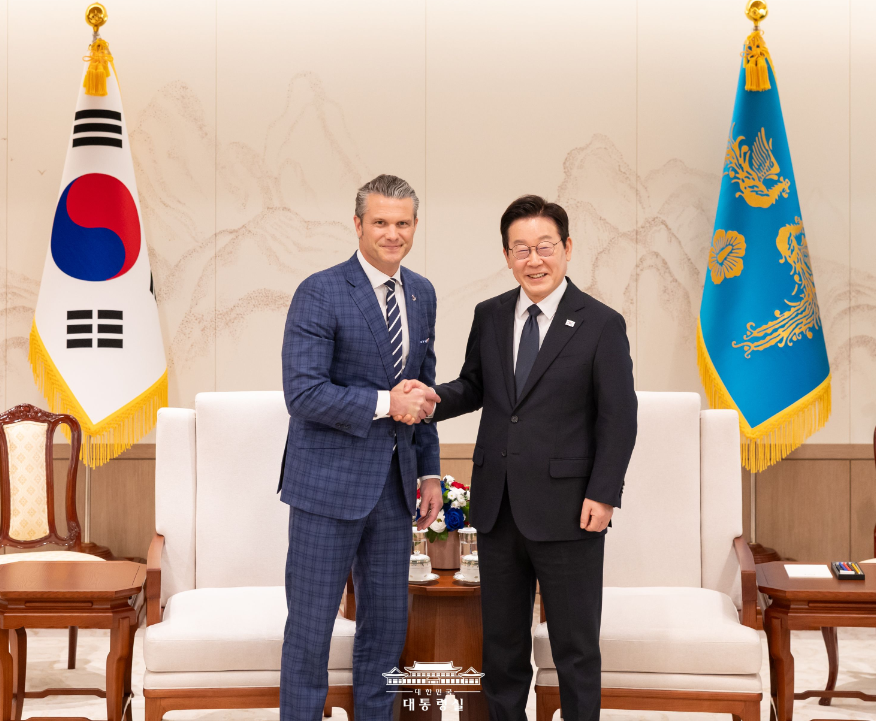 이재명 대통령이 4일 용산 대통령실에서 피트 헤그세스 미 국방부(전쟁부) 장관과 면담 전 악수하고 있다. 대통령실 제공 [뉴스락]