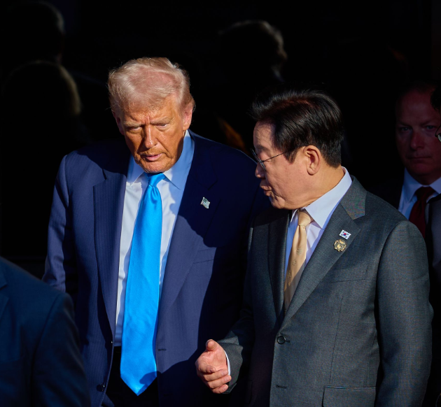 트럼프 대통령과 이재명 대통령이 경주 APEC 정상회담에서 이야기를 나누고 있다. 대통령실 제공 [뉴스락]