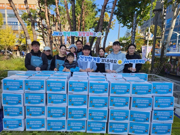 JW이종호재단이 지난 1일 과천종합사회복지관이 주관한 '2025년 모두가 나누는 김장축제'에 참가해 지역 취약계층을 위한 김장 나눔 봉사활동을 진행했다. JW중외제약 제공 [뉴스락]