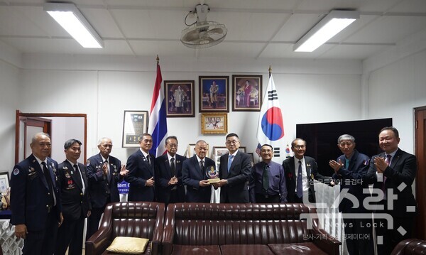 지난 10일 구본상 LIG 회장을 비롯한 LIG넥스원 임직원들이, 태국 ‘한국전 참전용사협회’에 직접 방문, 한국전 참전용사들에게 감사의 마음을 전하는 뜻깊은 행사를 진행했다. 사진=LIG넥스원 [뉴스락]
