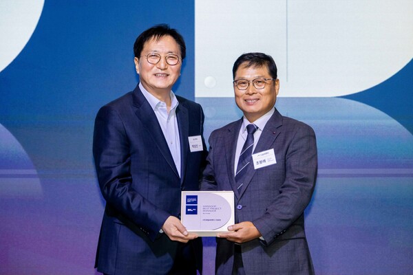 11월 17일 서울 여의도 글래드호텔에서 열린 ‘한숲 파트너스 데이’ 행사에서 DL이앤씨 박상신 대표(왼쪽)와 태일씨앤티 조왕래 소장이 기념 촬영을 하고 있다. DL이앤씨 제공 [뉴스락]