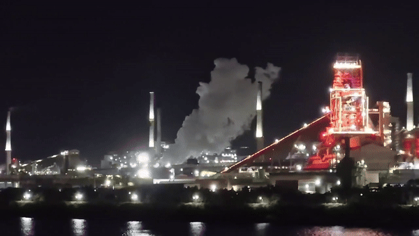 포스코 포항제철소 야경. 지난 8월 27일 찾은 포항제철소 굴뚝에서 연기를 내뿜고 있다. 밤 10시가 넘는 늦은 시간에도 굉음과 함께 매캐한 탄 냄새가 진동했다. 사진 탐사기획팀 [뉴스락] 