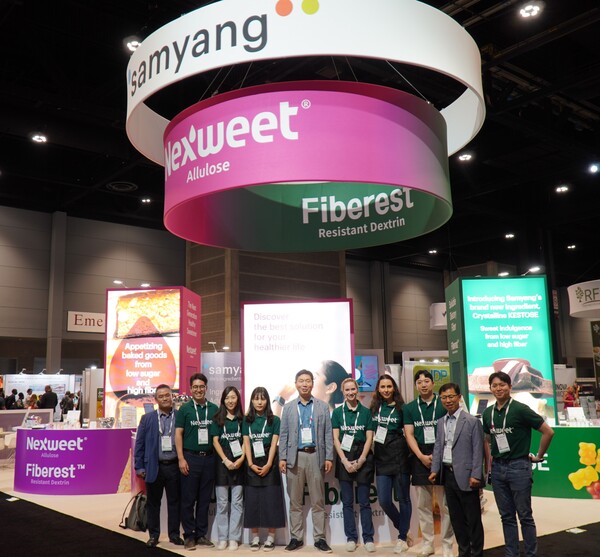 'IFT 2023' 삼양사 부스에 최낙현 삼양사 대표(왼쪽에서 다섯 번째)가 방문해 직원들을 격려했다. 사진=삼양홀딩스 제공 [뉴스락]