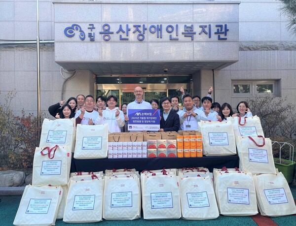 한스 브랑켄 악사손해보험 대표이사(좌)와 권기용 구립용산장애인복지관 관장(우) 및양사 임직원들이 재가장애인 가구를 위한 ‘겨울철 방한용품 및 영양제 패키지’ 전달식 행사를 진행했다. 악사손해보험 제공 [뉴스락]