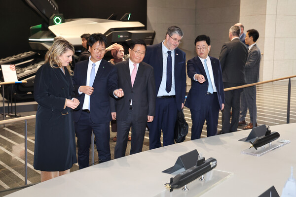 25일 멜라니 졸리(Melanie Joly) 캐나다 산업부 장관과 필립 라포튠(Philippe Lafortune) 주한 캐나다 대사 일행이 HD현대 조석 부회장, HD현대중공업 주원호 사장과 함께 HD현대 글로벌R&D센터에서 미래형 선박·잠수함·호위함 등 함정 모형을 둘러보고 있다. HD현대 제공 [뉴스락]