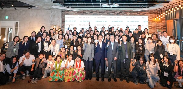 25일(화) 서울 드림플러스 강남 이벤트홀에서 열린 암 경험청년 돌봄 캠페인 ‘위 케어 리셋데이(WE CARE RESET DAY)’ 행사 참가자들이 기념사진을 찍고 있다. 앞줄 중앙(스탠딩) 왼쪽부터 한화생명 PR전략팀 강서은 팀장, 한화생명 임석현 기획실장, 대한암협회 이민혁 회장, 서울대학교병원 조비룡 교수. 한화생명 제공 [뉴스락]