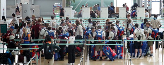 12일간의 여정을 마친 세계스카우트 잼버리 대원들이 13일 인천국제공항 출국장에서 짐을 부치기 위해 대기하고 있다.