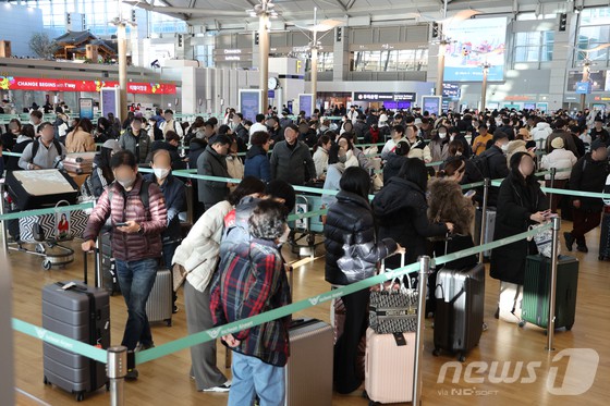 크리스마스 연휴를 하루 앞둔 22일 오전 인천국제공항 출국장이 여행객으로 붐비고 있다. 