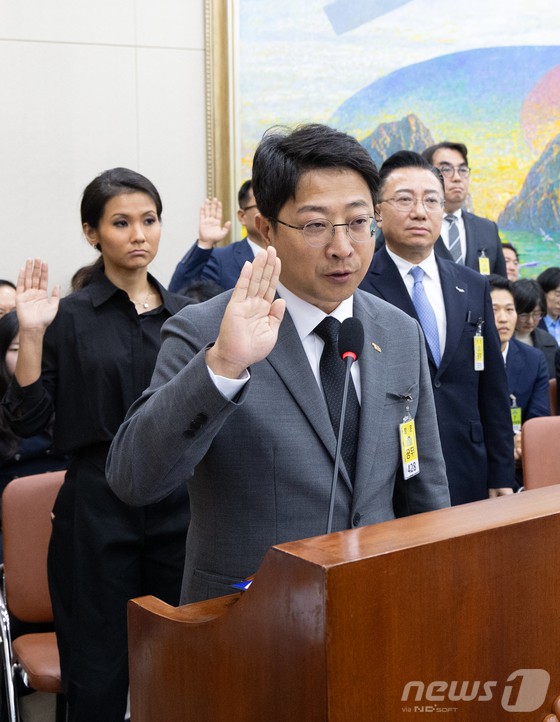권오성 현대위아 대표이사가 지난 28일 서울 여의도 국회에서 열린 정무위원회의 국가보훈부 등에 대한 국정감사에 출석해 증인선서하고 있다.