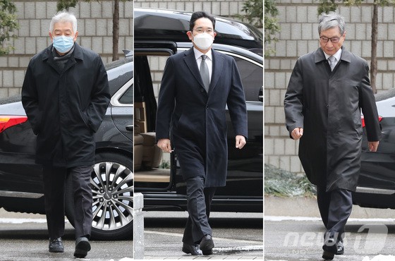 이재용 삼성전자 부회장을 비롯한 삼성 전 임원들이 18일 오후 서울 서초구 고등법원에서 열리는 '국정농단' 사건 파기환송심 선고 공판에 출석하고 있다.이날 서울고법 형사1부(정준영 재판장)는 뇌물공여 등 혐의로 기소된 이재용 삼성전자 부회장에게 징역 2년6개월을 선고하면서 함께 재판에 넘겨진 최지성 전 미래전략실장(부회장)과 장충기 전 미래전략실 사장에게도 각각 징역 2년6월의 실형을 선고해 모두 법정구속 됐다.왼쪽부터 최지성 전 미래전략실장, 이재용 부회장, 장충기 전 미래전략실 사장.